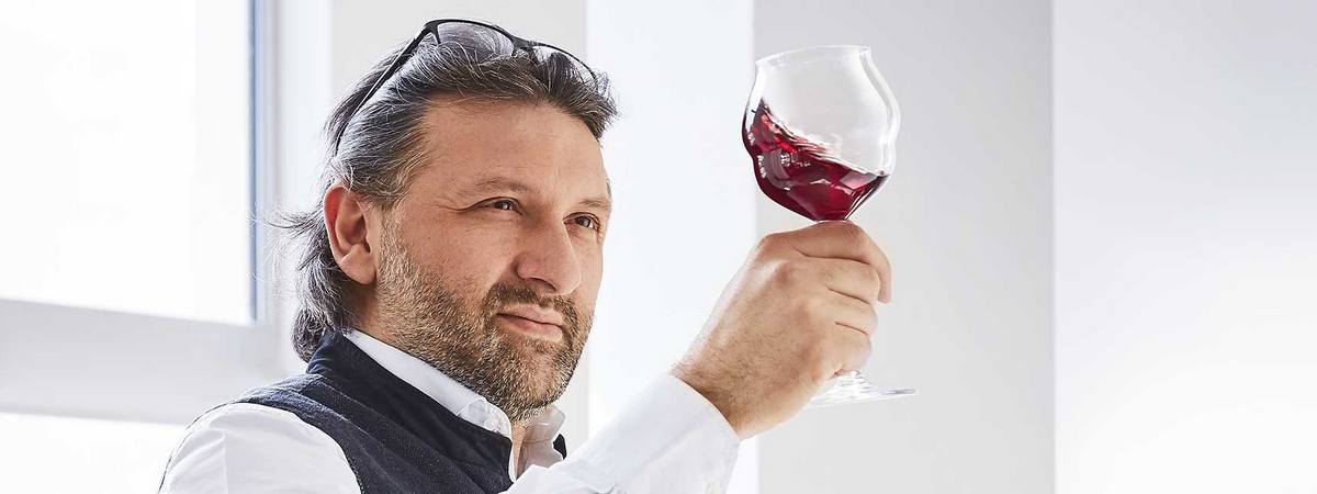 Бокал chef and sommelier. Сомелье. Басков с бокалом вина.